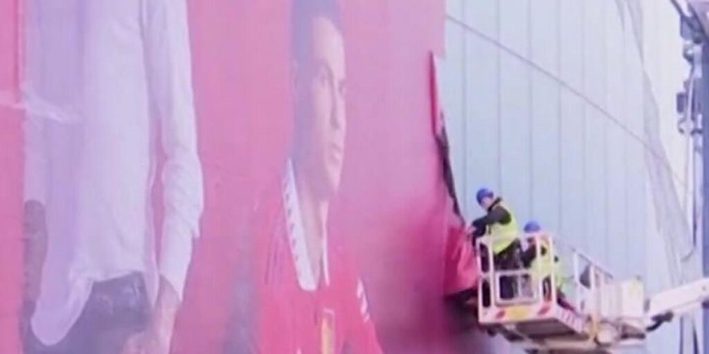 ¡Retiran un mural de Cristiano Ronaldo en Old Trafford!