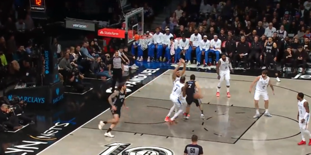 ¡Santi Aldama le vuelve a hacer un 'traje' a Kevin Durant y Ben Simmons!