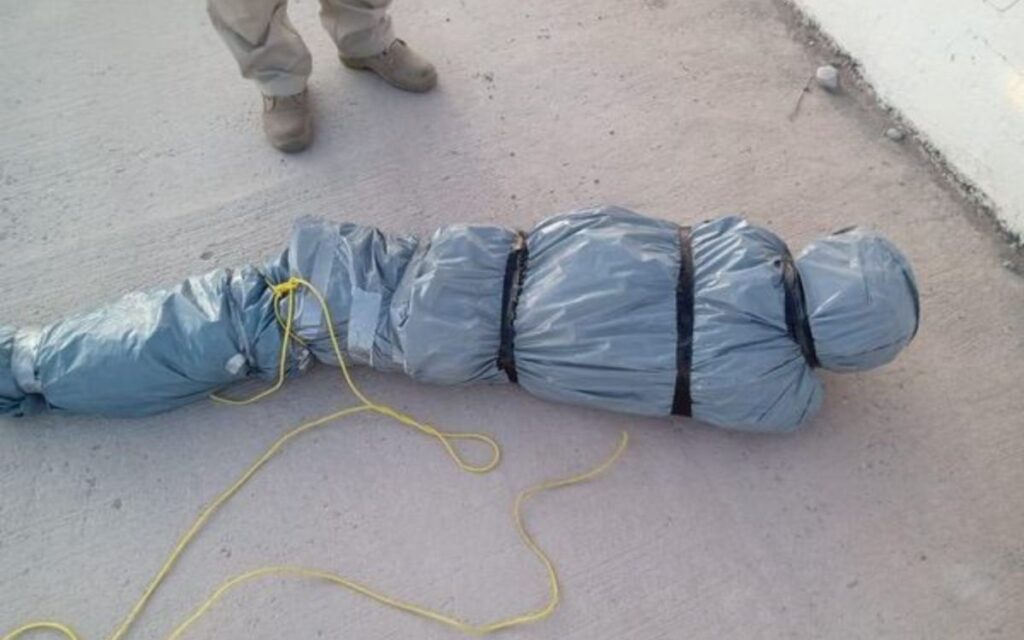 ‘Bromistas’ dejan falsos cadáveres 'embolsados' en SLP