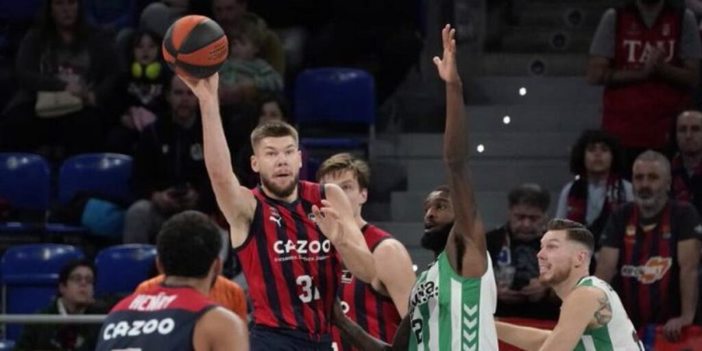 107-103: El Cazoo Baskonia suda para superar al Betis