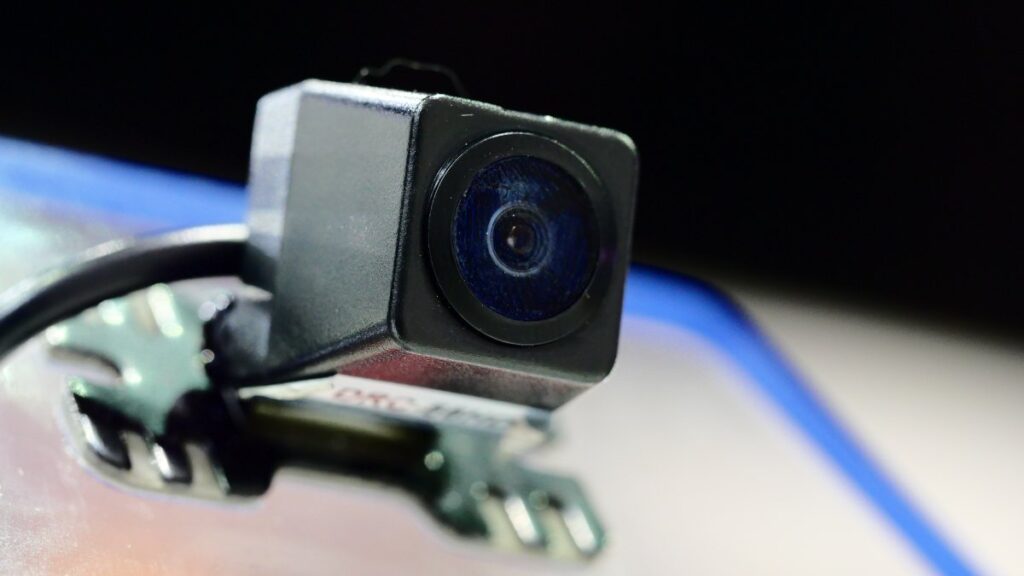 Lo acusan por colocar una cámara para espiar a madre e hija