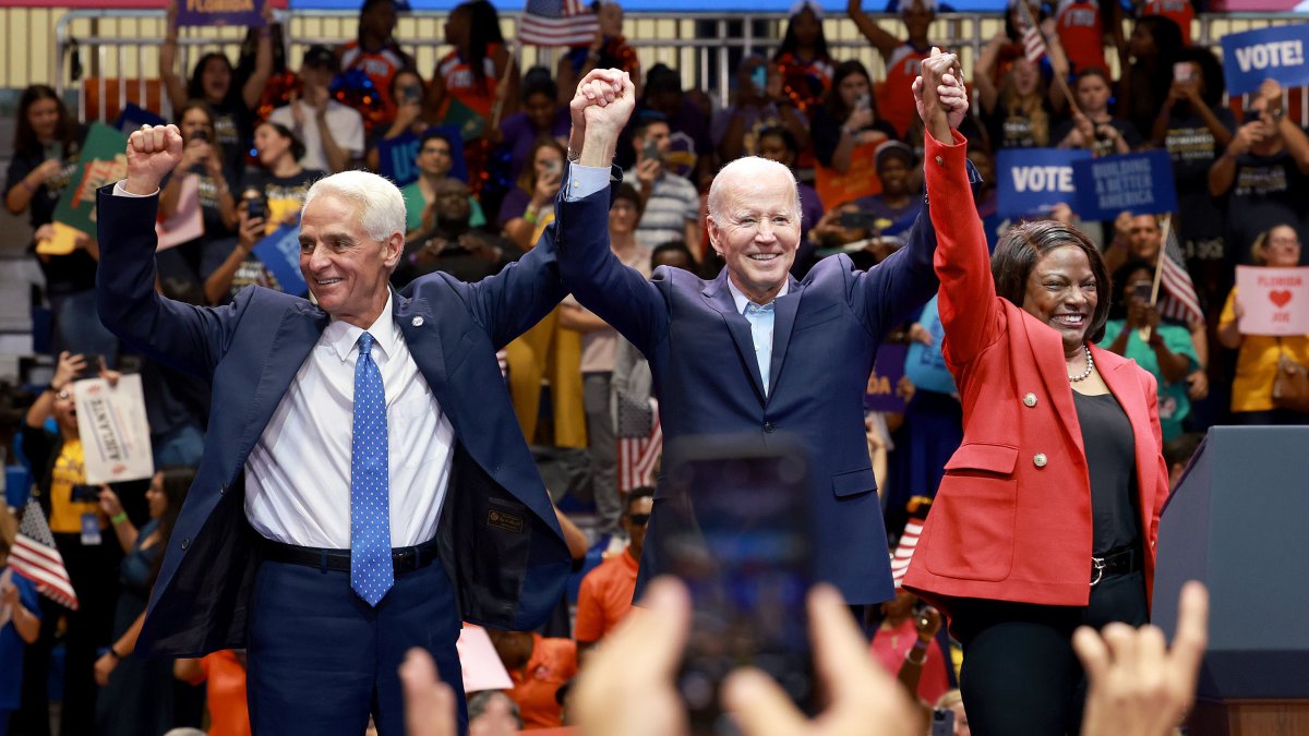 Biden critica al Partido Republicano en Florida y califica a DeSantis como “Trump reencarnado”