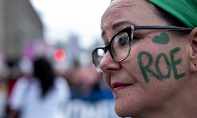 Restricciones al aborto afectan más a las latinas, según informe