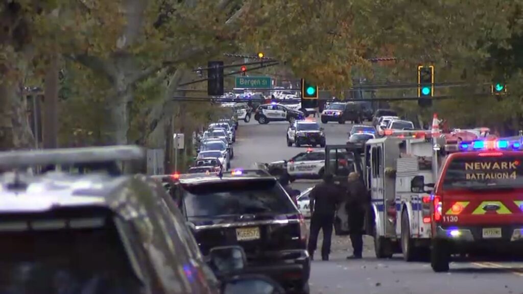 Dos policías resultan heridos por tiroteo