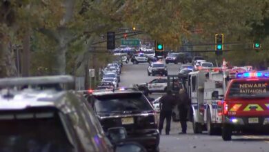 Dos policías resultan heridos por tiroteo