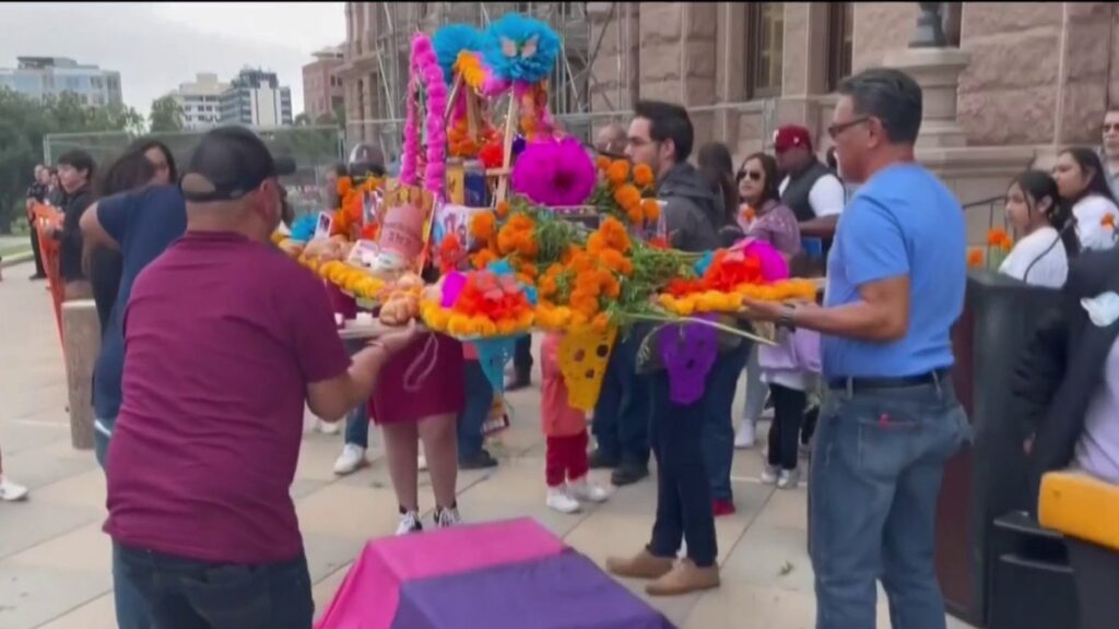 Familiares de víctimas de Uvalde van a Capitolio de Texas