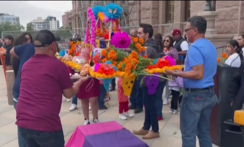 Familiares de víctimas de Uvalde van a Capitolio de Texas
