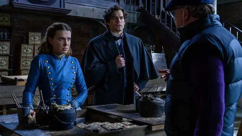 Millie Bobby Brown como Enola Holmes Henry Cavill como Sherlock Harry Bradbeer