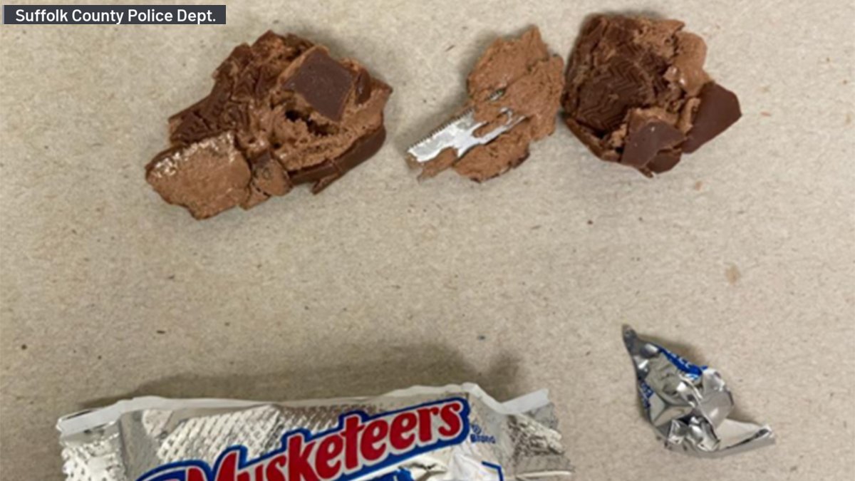 Niña de NY pilla hoja de navaja en chocolate de Halloween