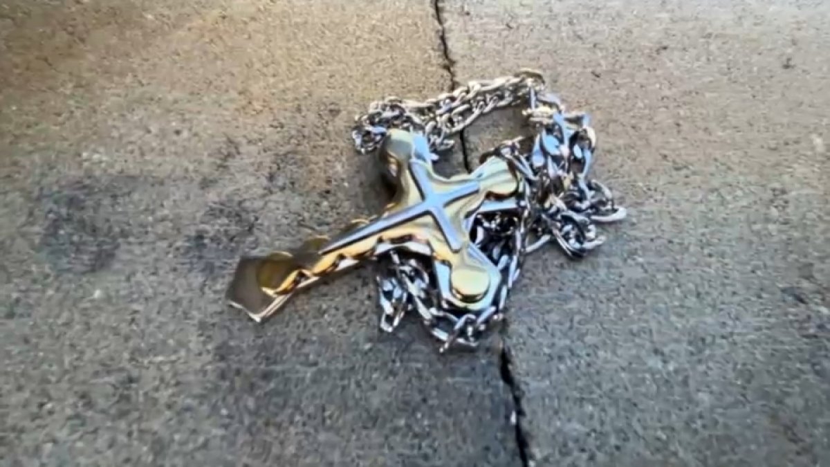 hispano paga $6,000 por un amuleto de oro que resultó ser falso