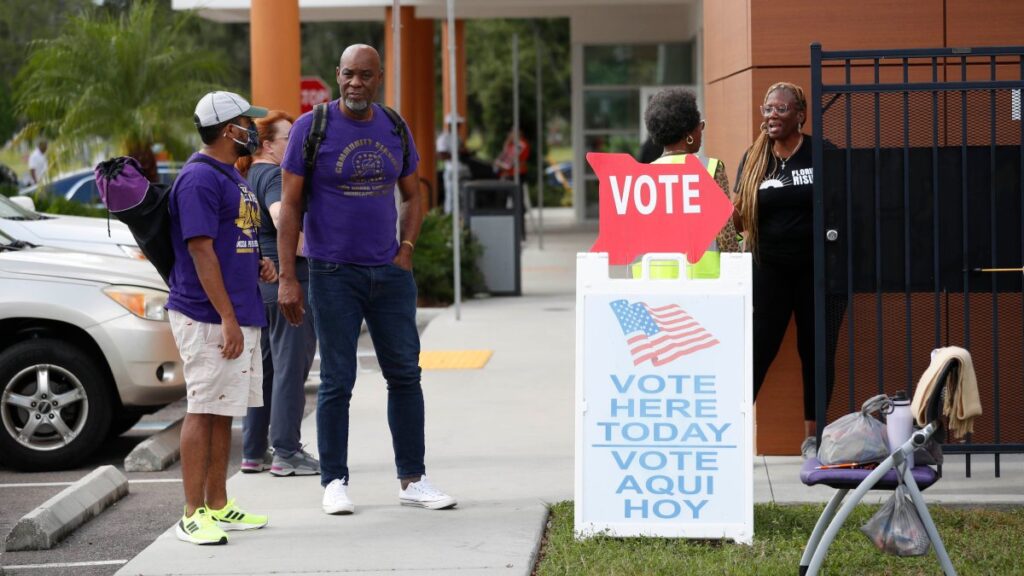 funcionarios electorales llaman a votar temprano ante la amenaza de un sistema tropical