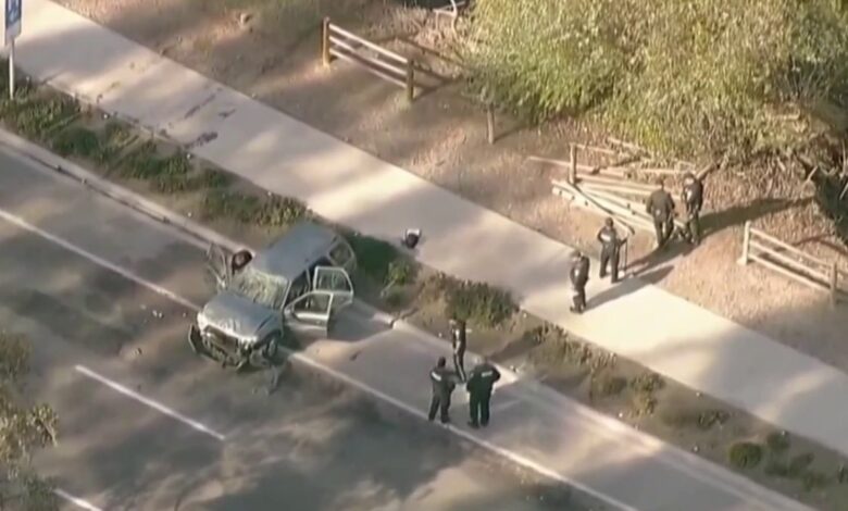 Hallan cadáver dentro de auto volcado y sumergido en arroyo al sur del condado