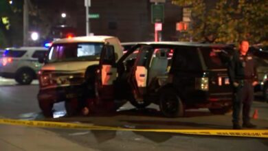 encuentran hombre baleado en la cabeza en auto accidentado