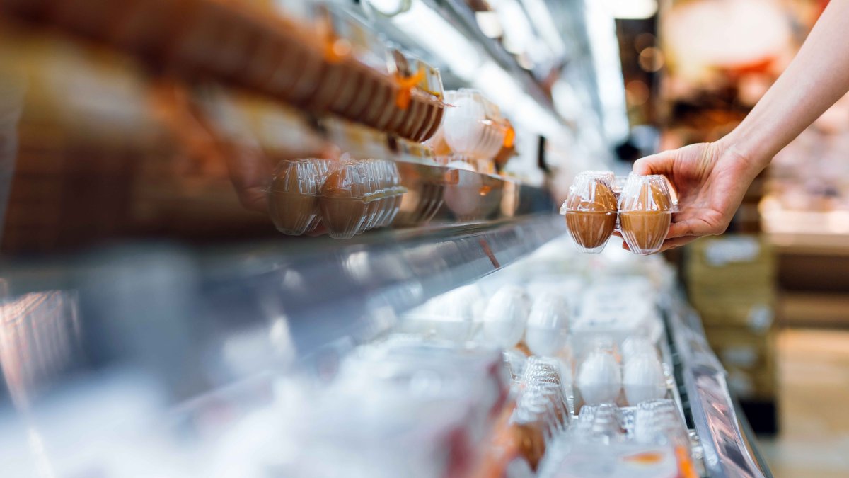 Los precios de huevos aumentan, mientras los precios de pollo disminuyen en Estados Unidos