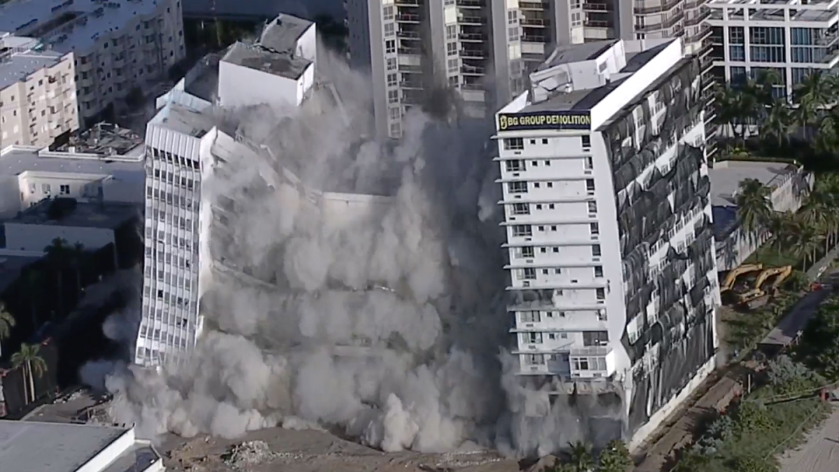 El preciso momento en el que demuelen el histórico hotel Deauville en Miami Beach