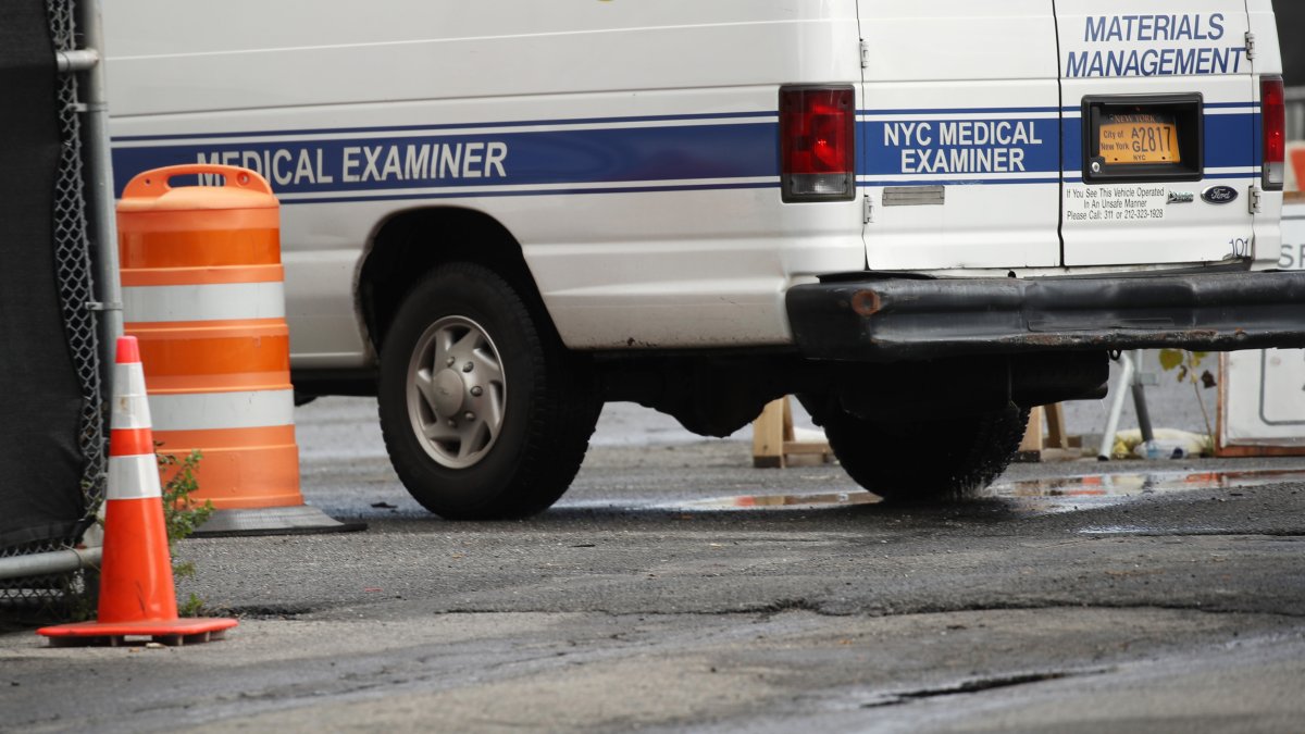 Acusan empleado del médico forense de NY de robo