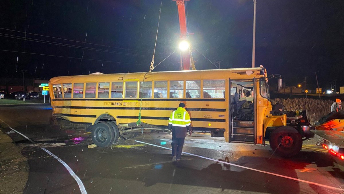 Múltiples cargos para camionero acusado de chocar un autobús que transportaba a un equipo de hockey juvenil de Chicago