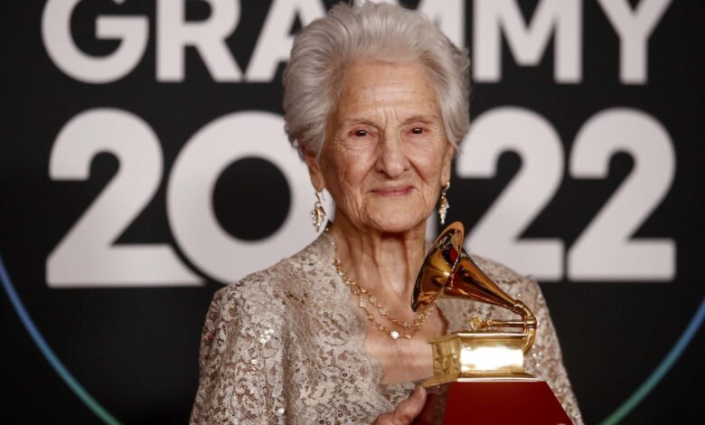 La cantautora Ángela Álvarez se convierte en la Mejor Nuevo Artista de los Latin Grammy a sus 95 años