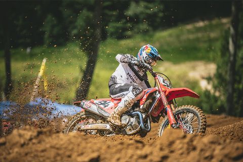 una fotografía capturada de un motocross de alta velocidad en la canon eos r3