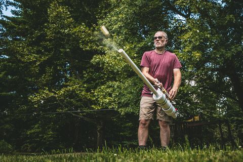 brad disparando una patata de su cañón casero