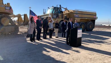Pete Buttigieg visita el proyecto Otay Mesa East