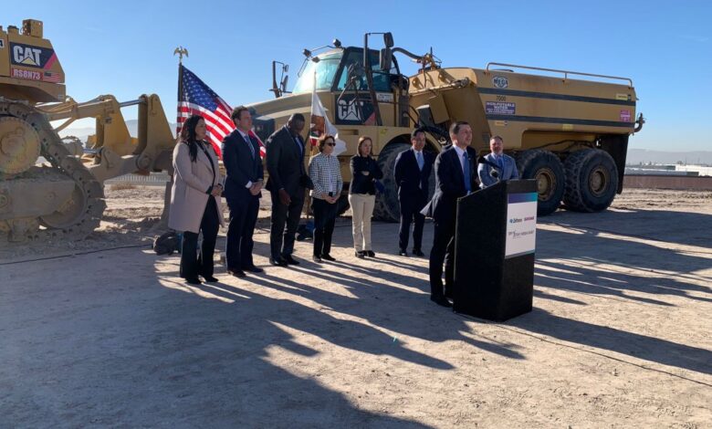 Pete Buttigieg visita el proyecto Otay Mesa East