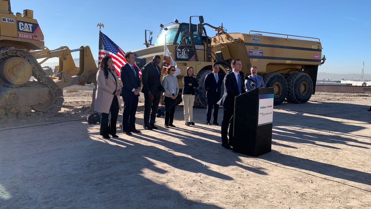 Pete Buttigieg visita el proyecto Otay Mesa East