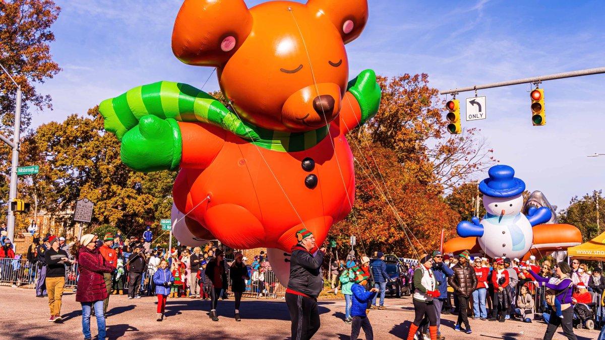 Camión se estrella durante desfile navideño en Carolina del Norte