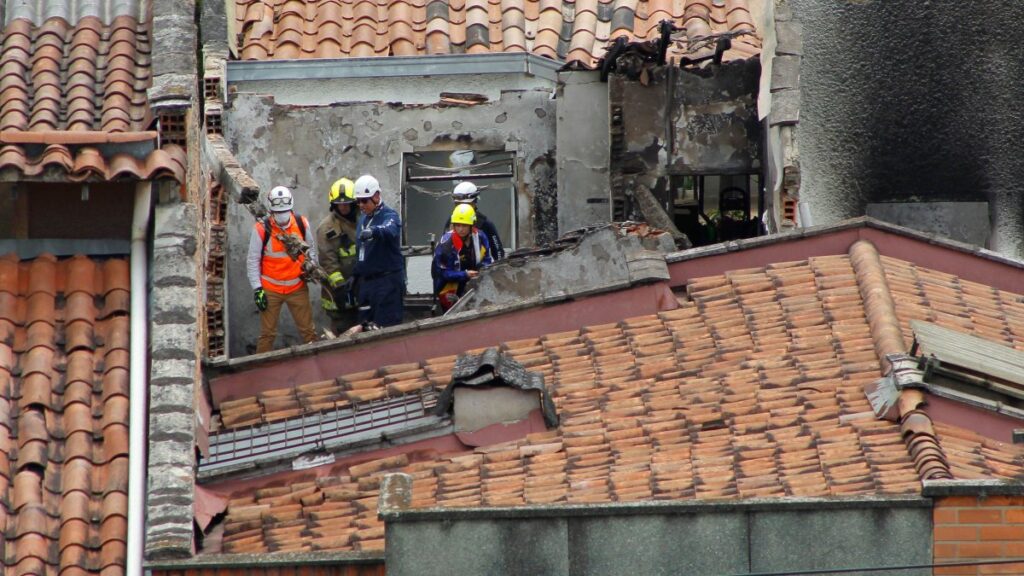 Avioneta cae y se parte en seis pedazos en vecindario de Colombia: hay 8 muertos