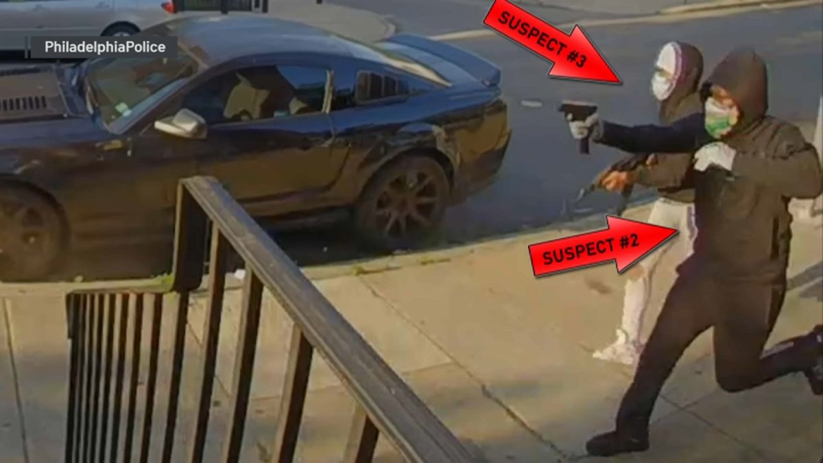 Buscan dar con sospechosos de violenta emboscada con 65 detonaciones en West Oxford Street, Philadelphia