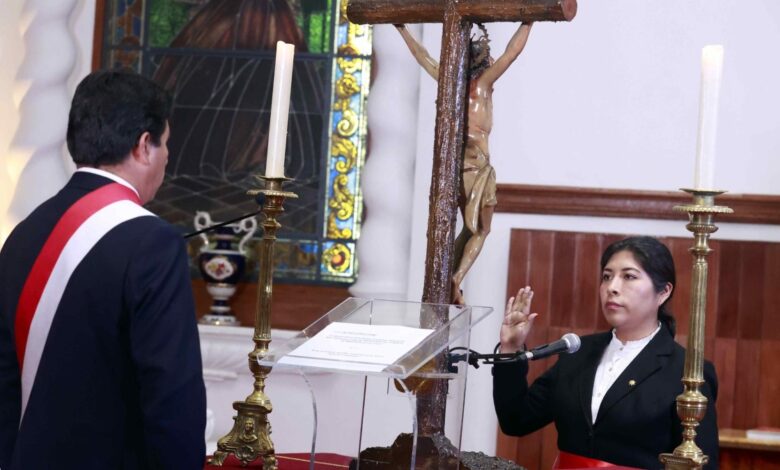 Pedro Castillo toma protesta a gabinete liderado por ministra investigada por la Fiscalía