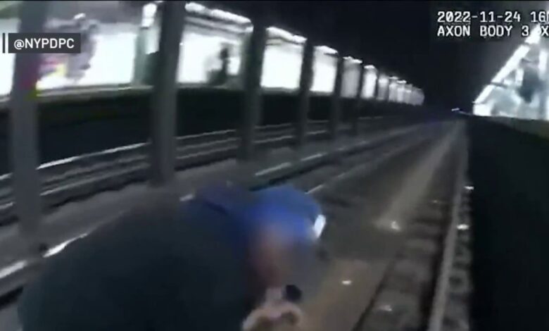 rescatan a hombre que cae a los rieles del tren