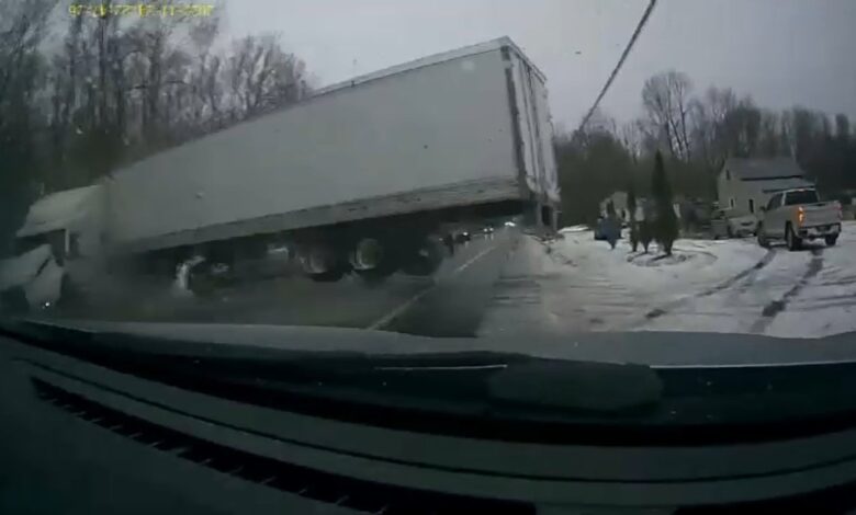 camión se resbala en hielo negro en Maine