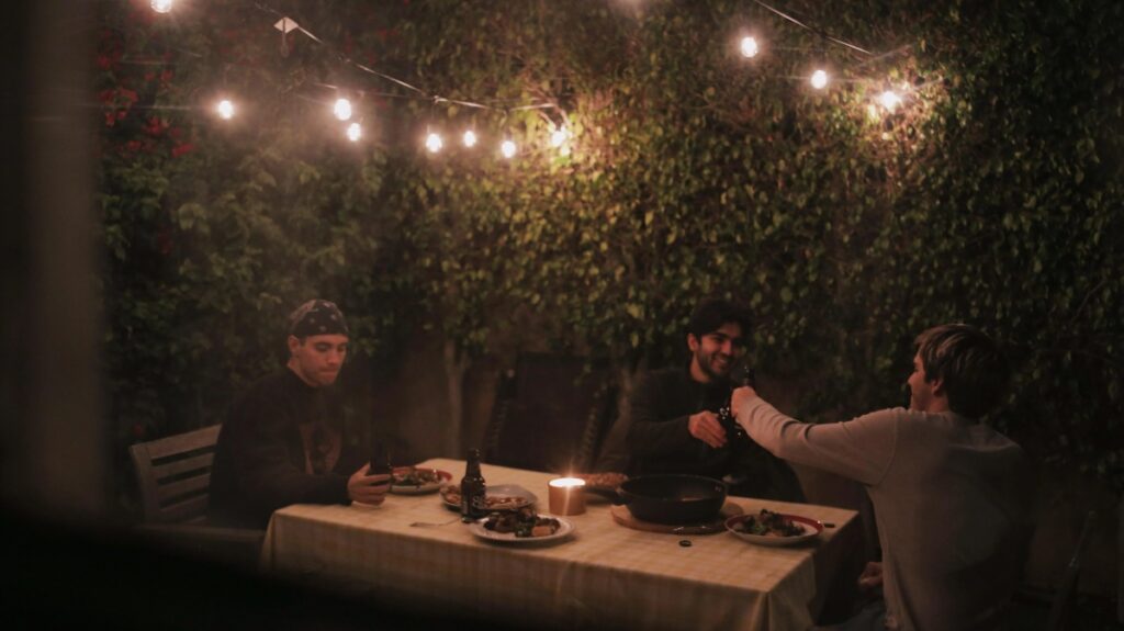 222 quiere emparejar perfectos extraños para experiencias de la vida real a medida