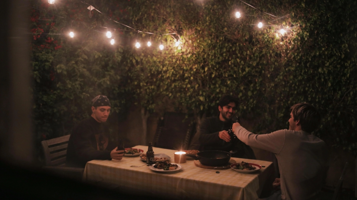 222 quiere emparejar perfectos extraños para experiencias de la vida real a medida