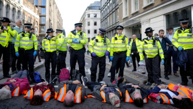 A medida que las protestas climáticas se vuelven más audaces, la policía británica contraataca con nuevos poderes