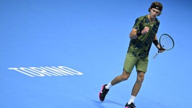 ATP Finals: Le pega Andrey Rublev a su compatriota Daniil Medvedev | Video