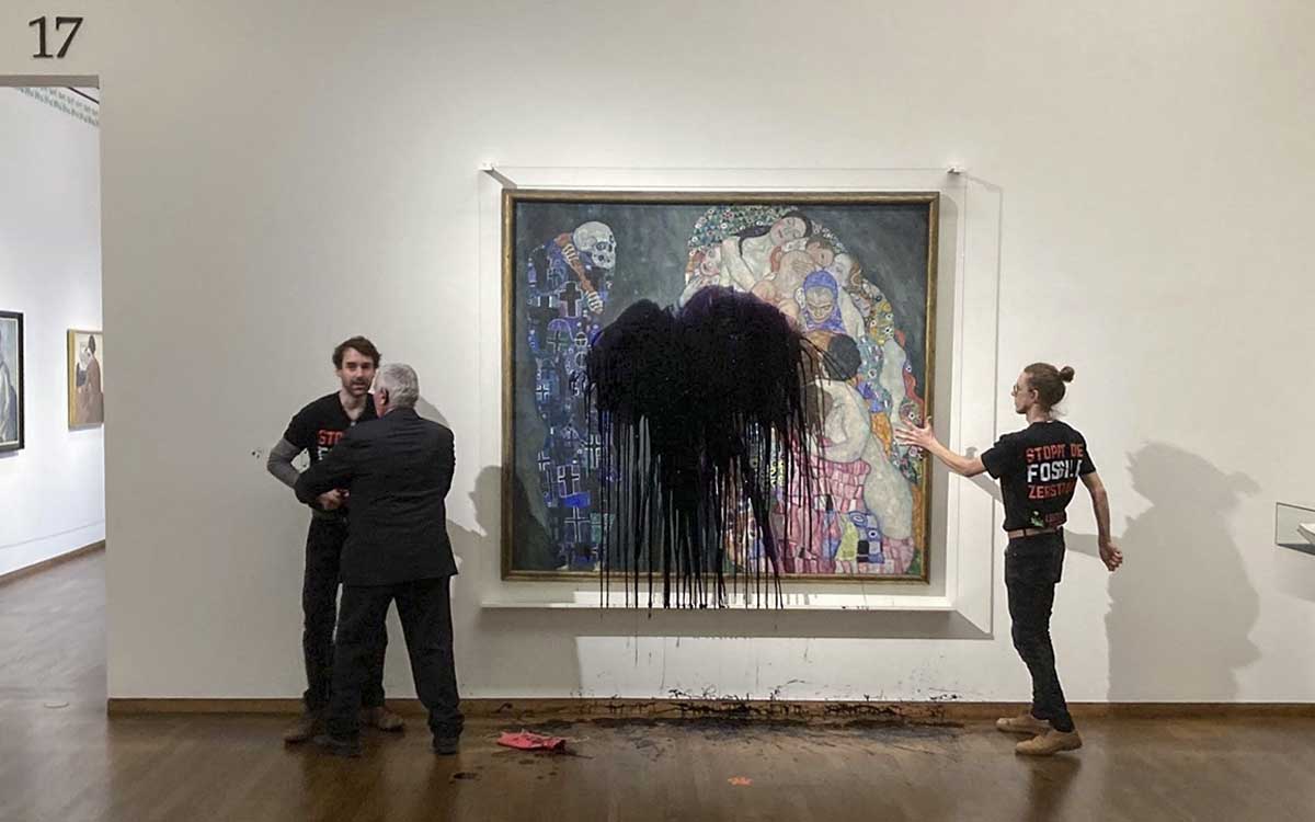 Activistas climáticos rocían con líquido negro un cuadro de Klimt en Viena