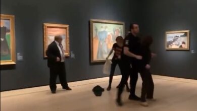 Activistas intentaron pegarse a 'El Grito', de Munch, pero logran detenerlos | Video