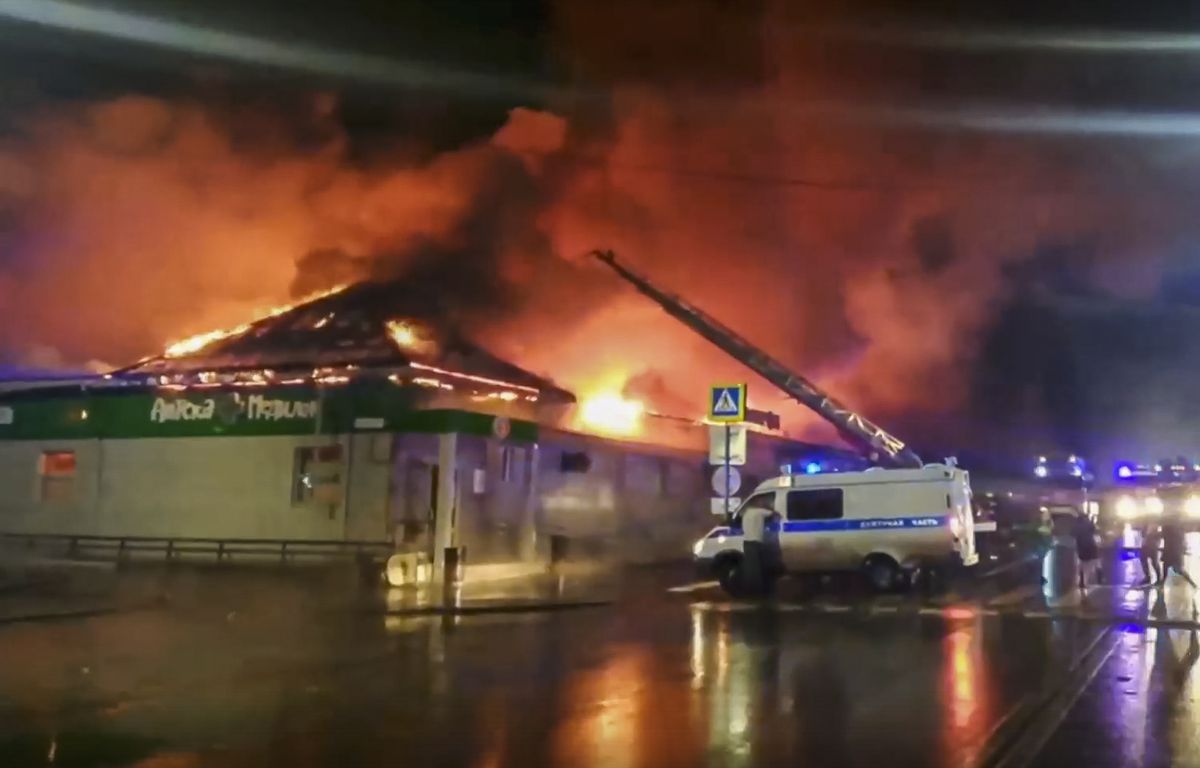 Al menos 13 personas mueren en el incendio de una discoteca en Rusia