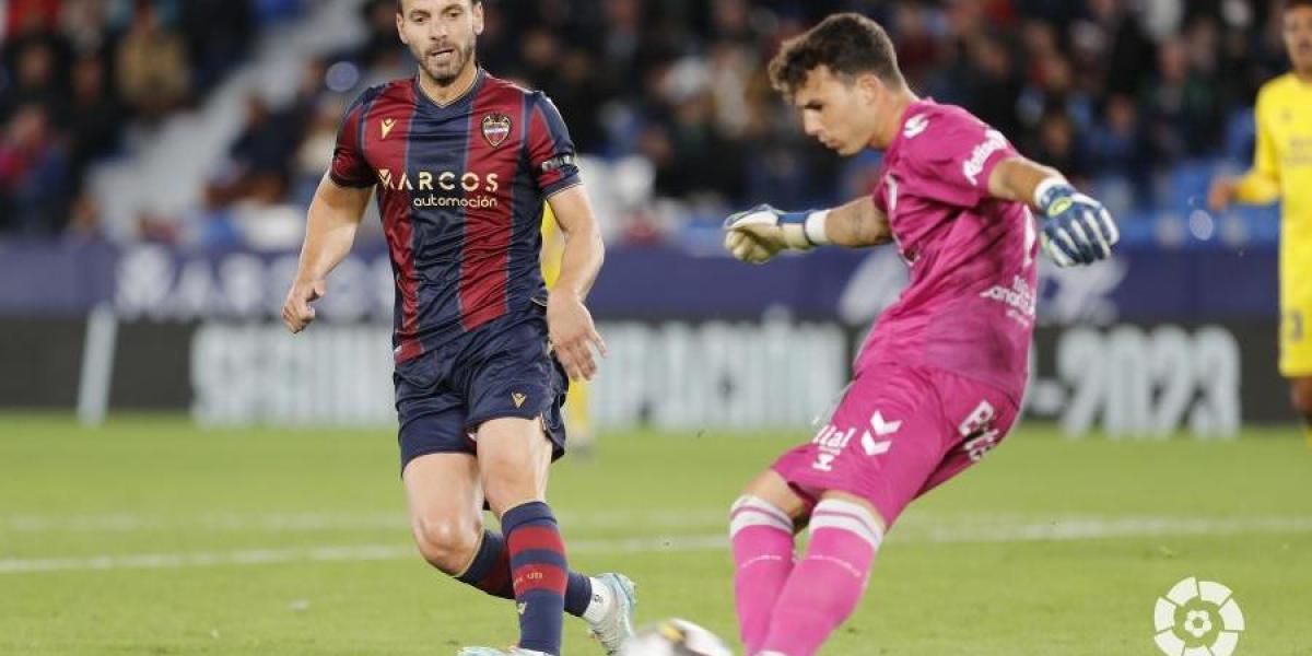 Álex Domínguez, ante su primer derbi de titular