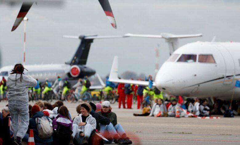 Ambientalistas impiden vuelos en Ámsterdam; detienen a más de 100 | Videos
