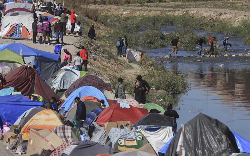 Ante ola de frío, piden a migrantes que abandonen campamento improvisado en Ciudad Juárez