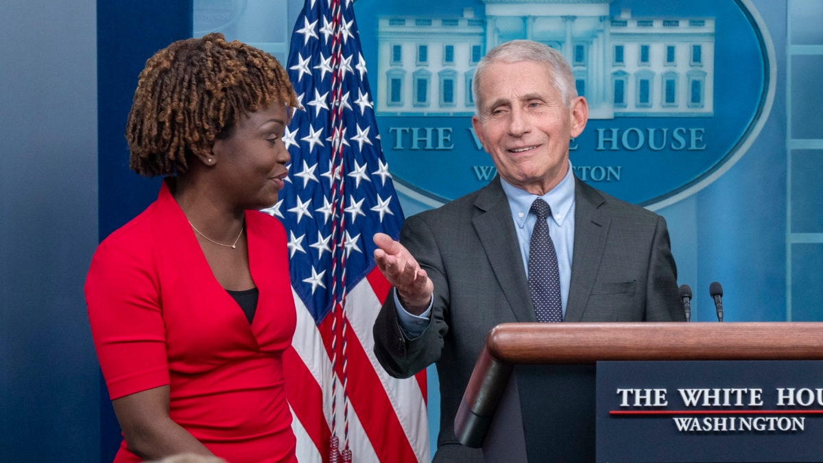 Antes de decir adiós, el doctor Fauci llama a reforzar vacunación