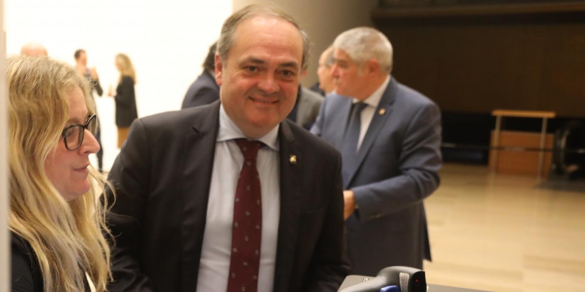 Aperribay arrasa: 99,84% de apoyos