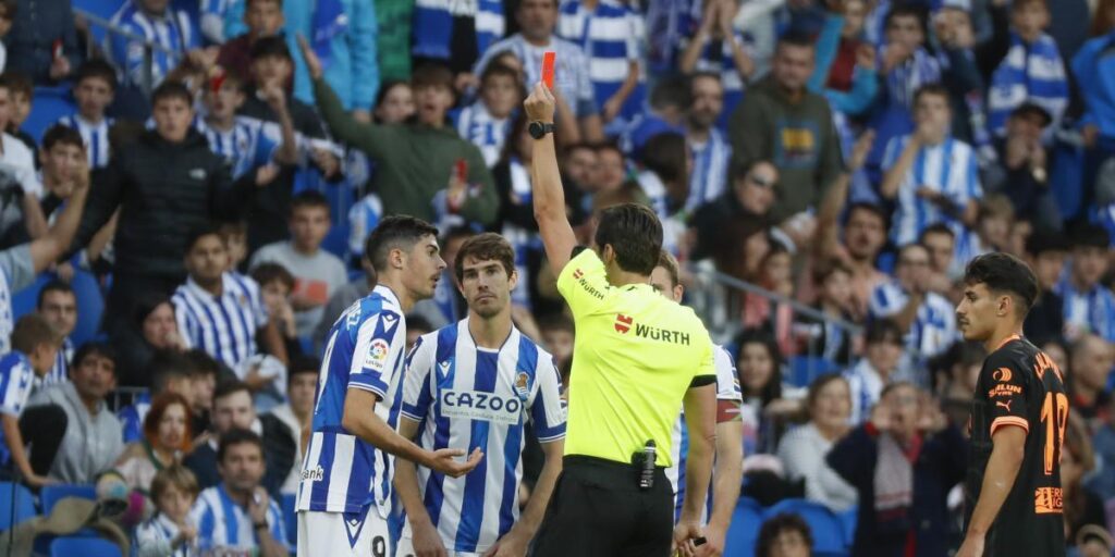 Aritz, expulsado por "juego brusco grave" y Zubimendi, apercibido