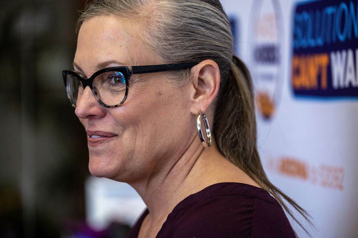 Arizona se pinta del azul de los demócratas en una cerrada contienda con una estrella del trumpismo