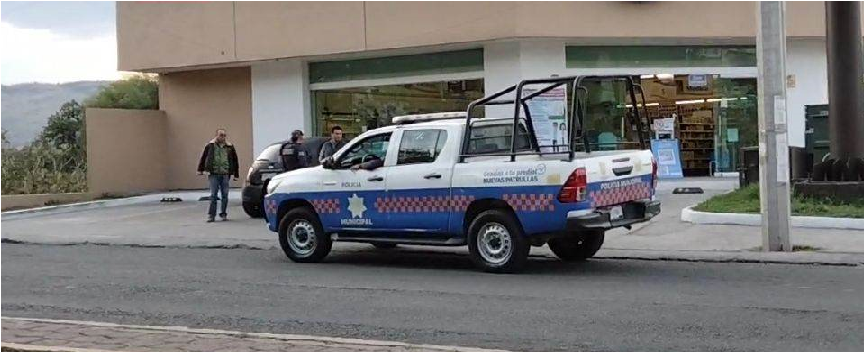 Asaltan a cuentahabiente, le roban 350 mil pesos, delincuente abandona moto en centro de San Juan del Río