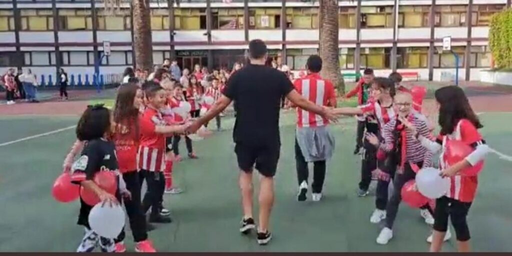 Así reciben los txikis a un jugador del Athletic