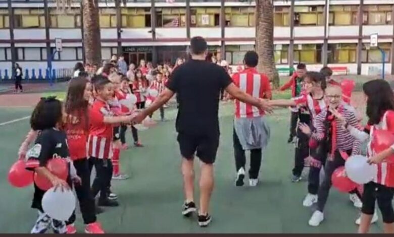 Así reciben los txikis a un jugador del Athletic